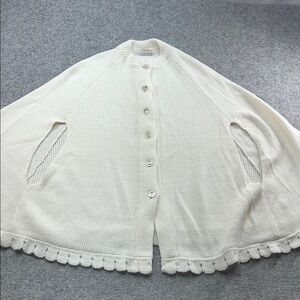 STURBRIDGE ONE ZIZE Elegant White Knit Cape with Button Closure